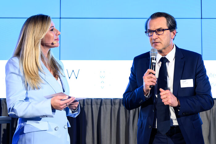 Moderatorin Nina Kraft und KPC-Geschäftsführer Johannes Laber bei der Laudatio zur Preisauszeichnung in der Kategorie WasserREGIONAL