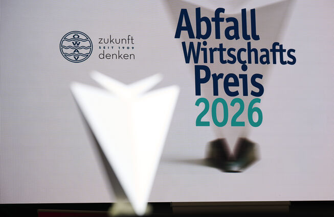 Logo mit dem Schriftzug 'zukunft denken seit 1909' und daneben der Text 'Abfall Wirtschafts Preis 2026' auf weißem Hintergrund
