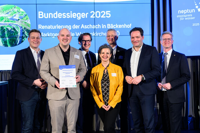Von links nach rechts:
LR Stefan Kaineder, Unterstützer für das Projekt in OÖ // Vertreter Landessieger Oberösterreich: Vizebürgermeister Andreas Auinger (Marktgemeinde Waizenkirchen) // Johannes Laber, KPC-Geschäftsführer // Daniela König, Leiterin der Direktion Umwelt und Wasserwirtschaft im Land OÖ // Nikolaus Sauer, Vizepräsident Österreichische Vereinigung für das Gas- und Wasserfach (ÖVGW) // Norbert Totschnig, Bundesminister für Wasser // Martin Niederhuber, Präsident Österreichischer Wasser- und Abfallwirtschaftsverband (ÖWAV)