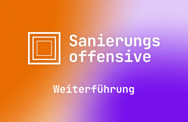Weißer Schriftzug 'Sanierungs offensive Weiterführung' auf orange-lila Farbverlauf mit quadratischem Linienlogo links mit Link zu sanierungsoffensive.gv.at