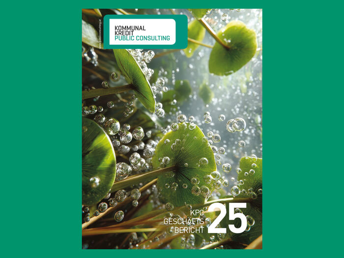 Das Bild zeigt die Nahaufnahme von grünen Seerosenblättern mit Luftblasen im Wasser und dem Logo von Kommunalkredit Public Consulting oben links