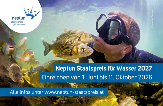 Taucher mit Tauchmaske unter Wasser, umgeben von mehreren Fischen, dazu Textbanner mit Informationen zum Neptun Staatspreis für Wasser 2027