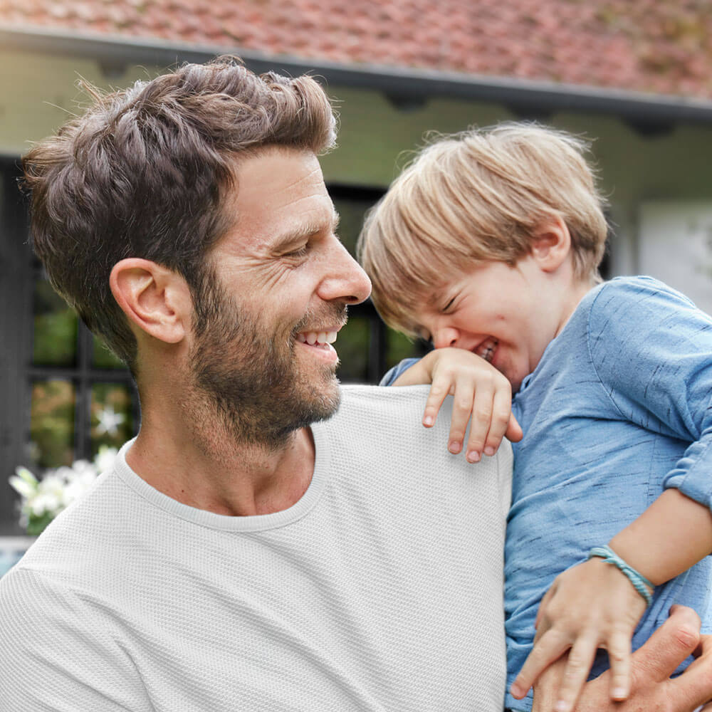 Die Graphik zeigt einen Vater mit Sohn im Arm, beide lächelnd, mit Link zu dem Bereich Umweltförderung für Privatpersonen